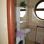 Lakeview Apartment *